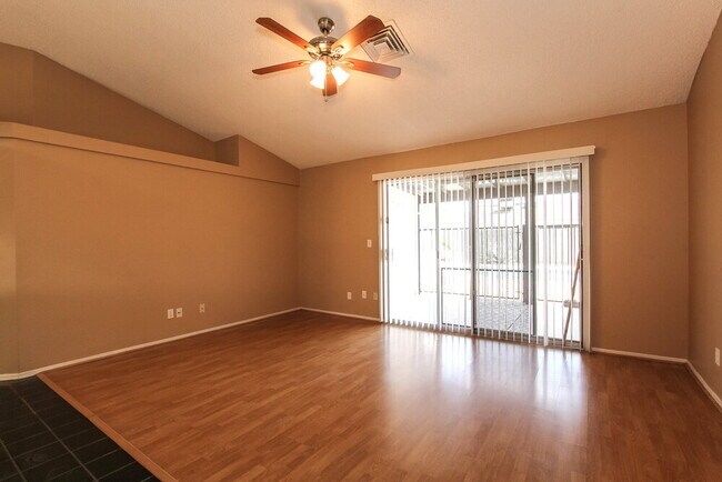 Foto del edificio - 8003 W Larkspur Dr