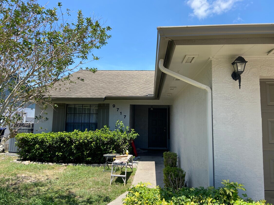 Foto principal - 9717 Carmel Park Dr