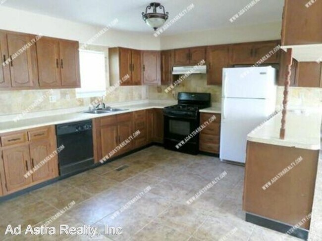 Building Photo - 3 br, 1 bath House - 14924 Fuller Ave