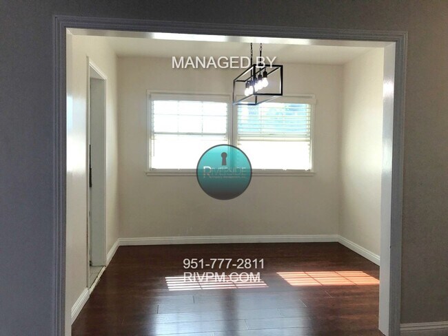 Foto del edificio - Tastefully remodeled home in a great Centr...