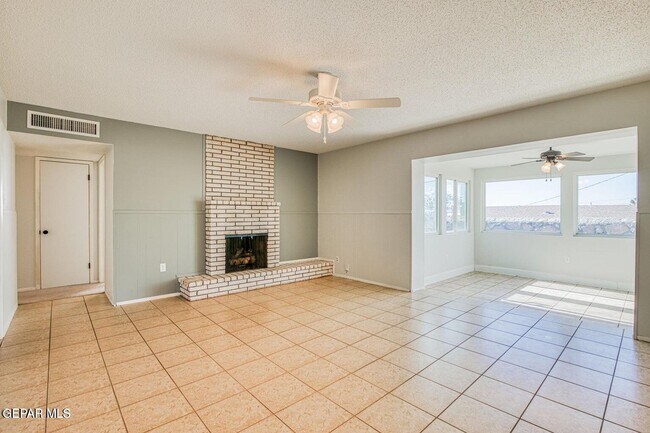 Foto del edificio - 6408 Regal Ln