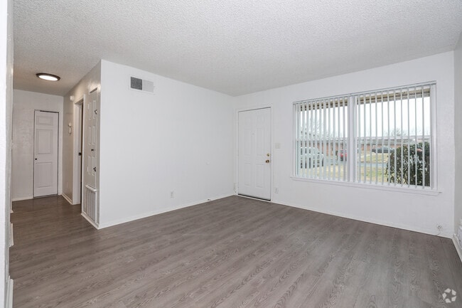 2BR, 1BA - 719SF - Living Area - Parkwood Gardens