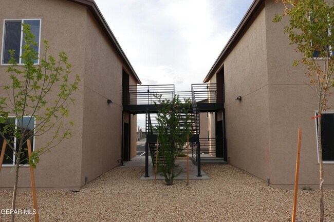 Foto del edificio - 6002 1/2 Pam McCall Drive Unit 5