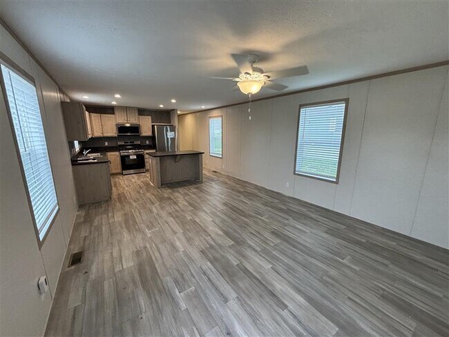 Foto del edificio - 23 Bradley Ln