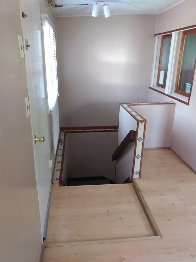 Front Entry Leading To Downstairs - 9248 Link Rd