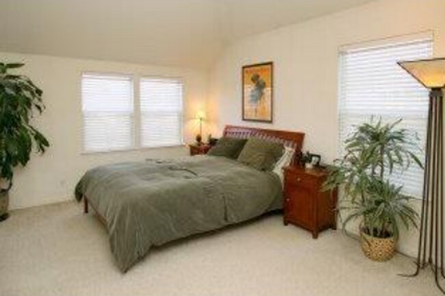 Foto del edificio - 4-Bedroom Home Near the Beach