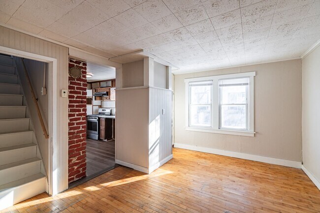 Building Photo - Charming 2 Bedroom Home with a Huge Fenced Yard & Garage