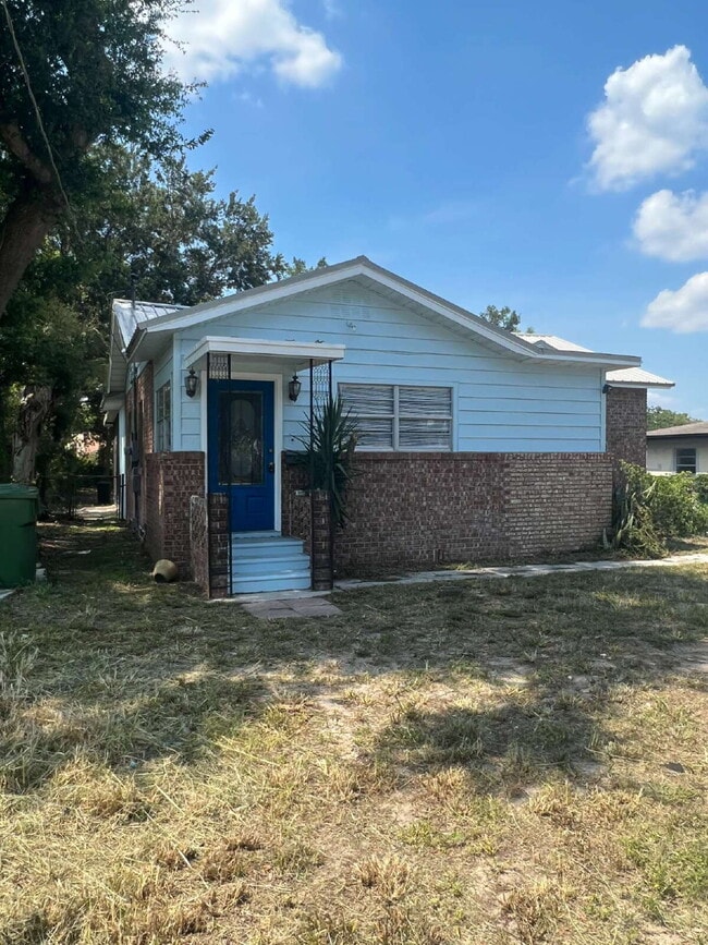 Building Photo - 3 /2 Single Family Home fenced yard