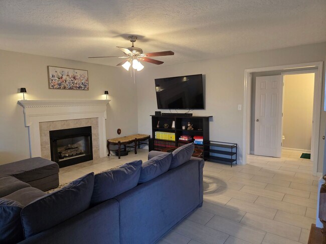 Foto del edificio - 1318 Maple Leaf Ct