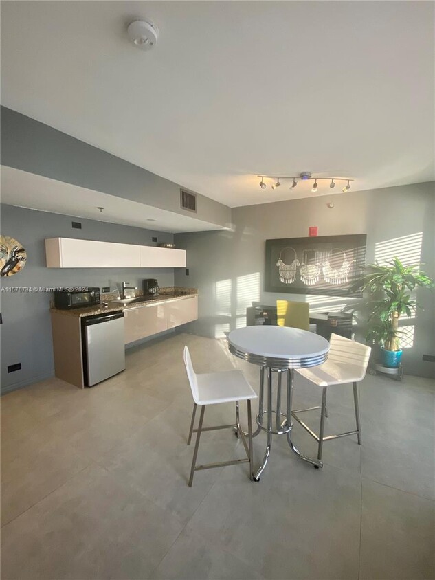 Primary Photo - 100 Collins Ave