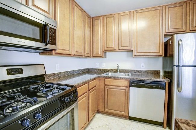 Foto del edificio - Round Hill Apartments of Chevy Chase