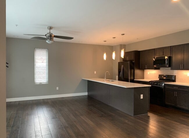 Building Photo - Beautiful Two Bedroom Condo w/ Rooftop Patio