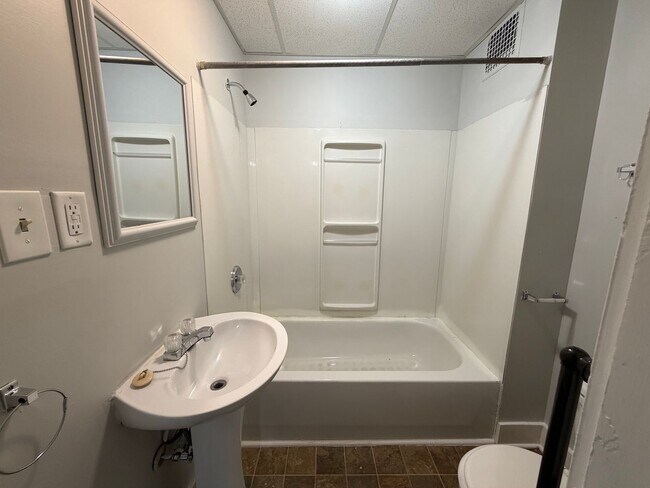 Foto del edificio - Spacious 1-Bedroom with Flexible Bonus Space Near Downtown Akron