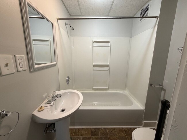 Building Photo - Spacious 1-Bedroom with Flexible Bonus Space Near Downtown Akron