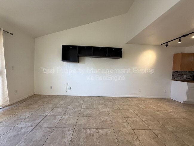 Building Photo - 2146 E 10th St