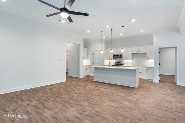 Foto del edificio - "Charming 3-Bedroom Bossier City Home with 2 Full Baths and 1848 Sq Ft of Comfort!"