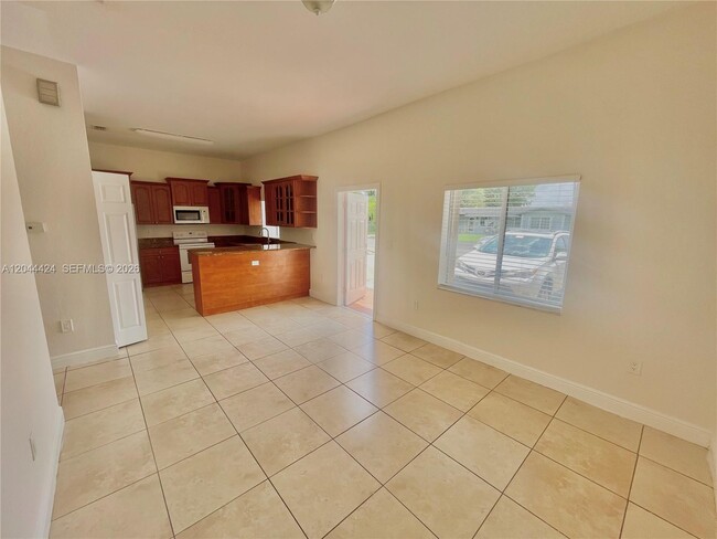 Foto del edificio - 2487 W 5th Ct