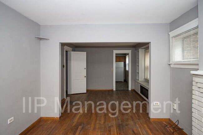 Building Photo - Lovely 2BR 1BA Down Unit in Shaker Heights...