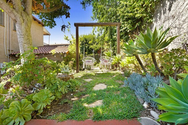 Foto del edificio - Chic Silver Lake Hillside Retreat with Bre...