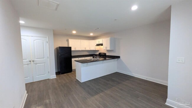Foto del edificio - 313 N Navy Blvd