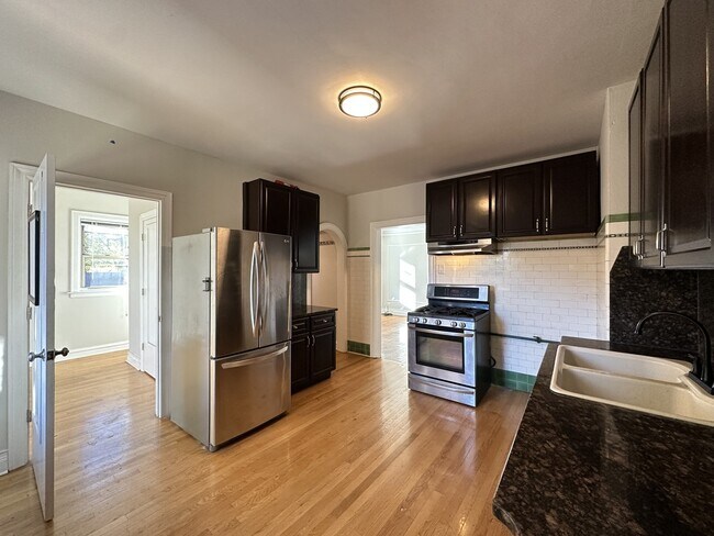 Foto del edificio - 1527 W Pratt Blvd