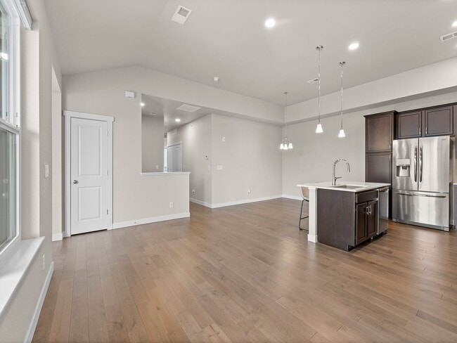 Foto del edificio - Move-In Ready, 3BR/2BA Townhome in Loveland with Modern Finishes