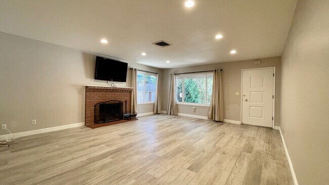 Foto del edificio - Walk to Campus from this 3-Bedroom in Monterey Heights
