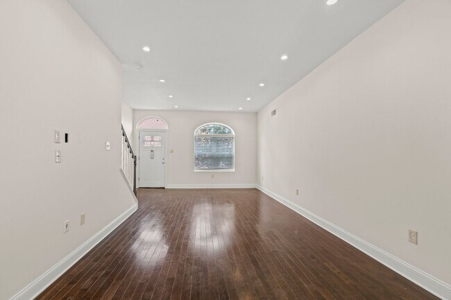 Foto del edificio - Huge Point Breeze Home