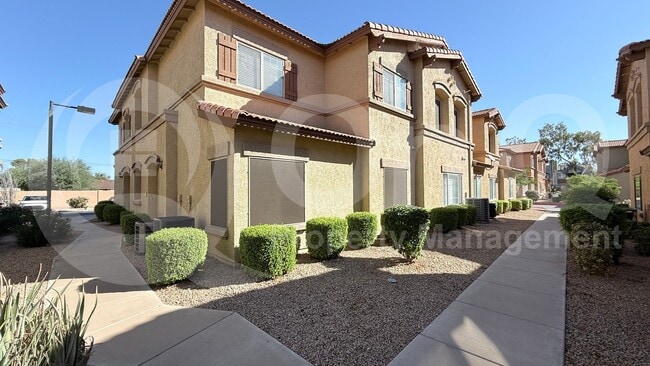 Building Photo - 805 S Sycamore