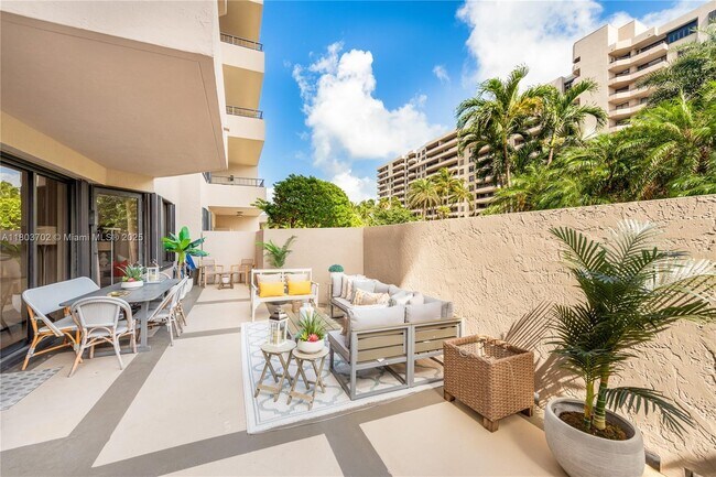 Foto del edificio - 201 Crandon Blvd