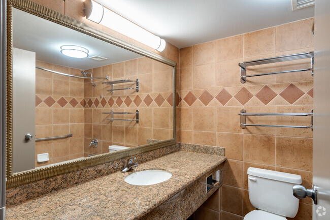 1BR, 2BA - 825SF - Baño - The Block at Sterling Heights