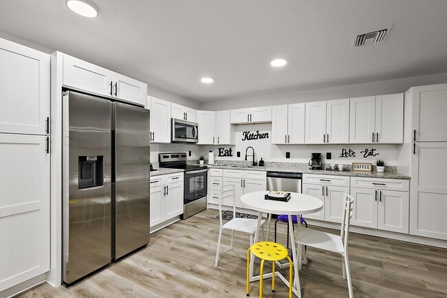 Building Photo - 2232 Sunnyview Dr