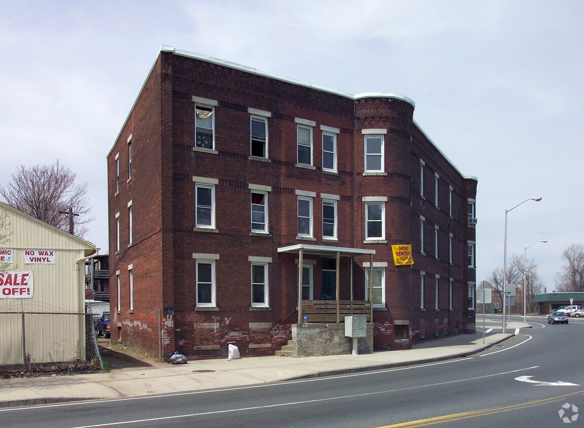 Building Photo - 1060 Chicopee St