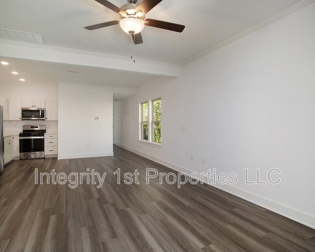 Building Photo - 8827 N Helena Ave