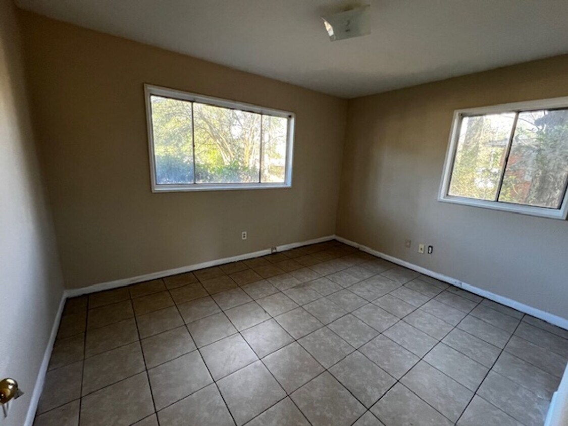 Foto del edificio - Carport 3/1 Tile Throughout