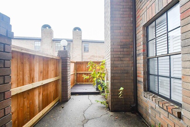 Building Photo - 9850 Pagewood Ln
