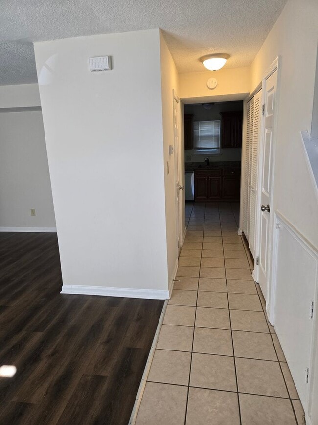 Building Photo - Beautiful 2 bedroom Townhouse