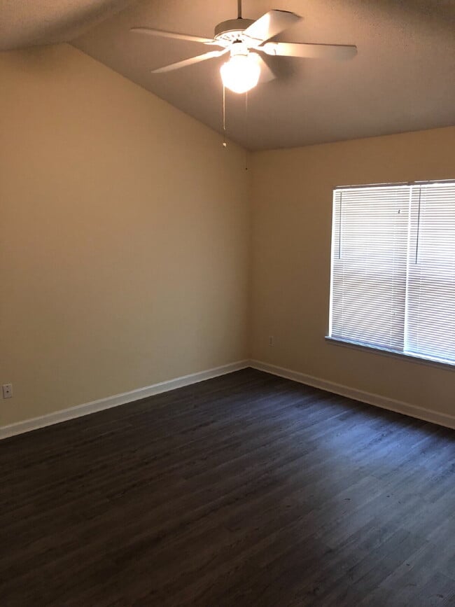 Building Photo - Upgraded 2 bed/ 2 bath