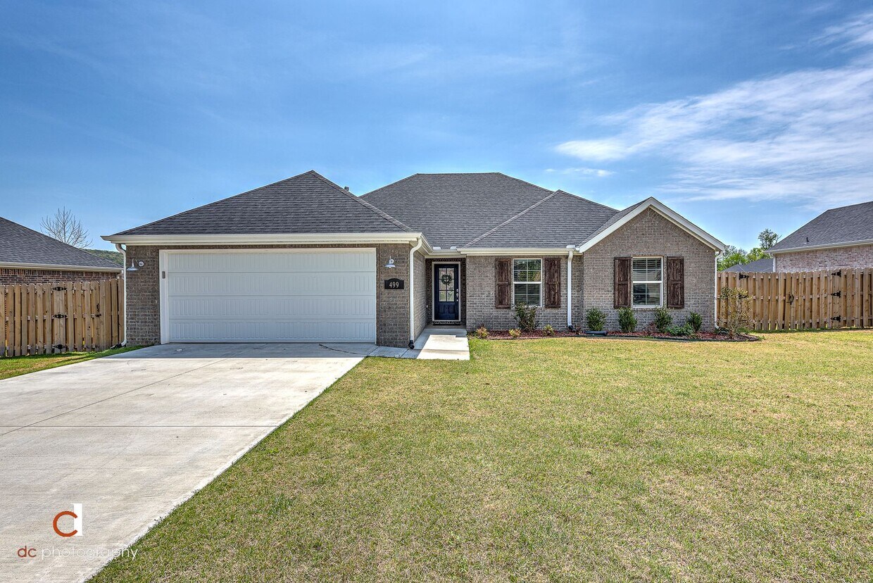 Foto principal - Beautiful + Well-Maintained Home in Farmin...