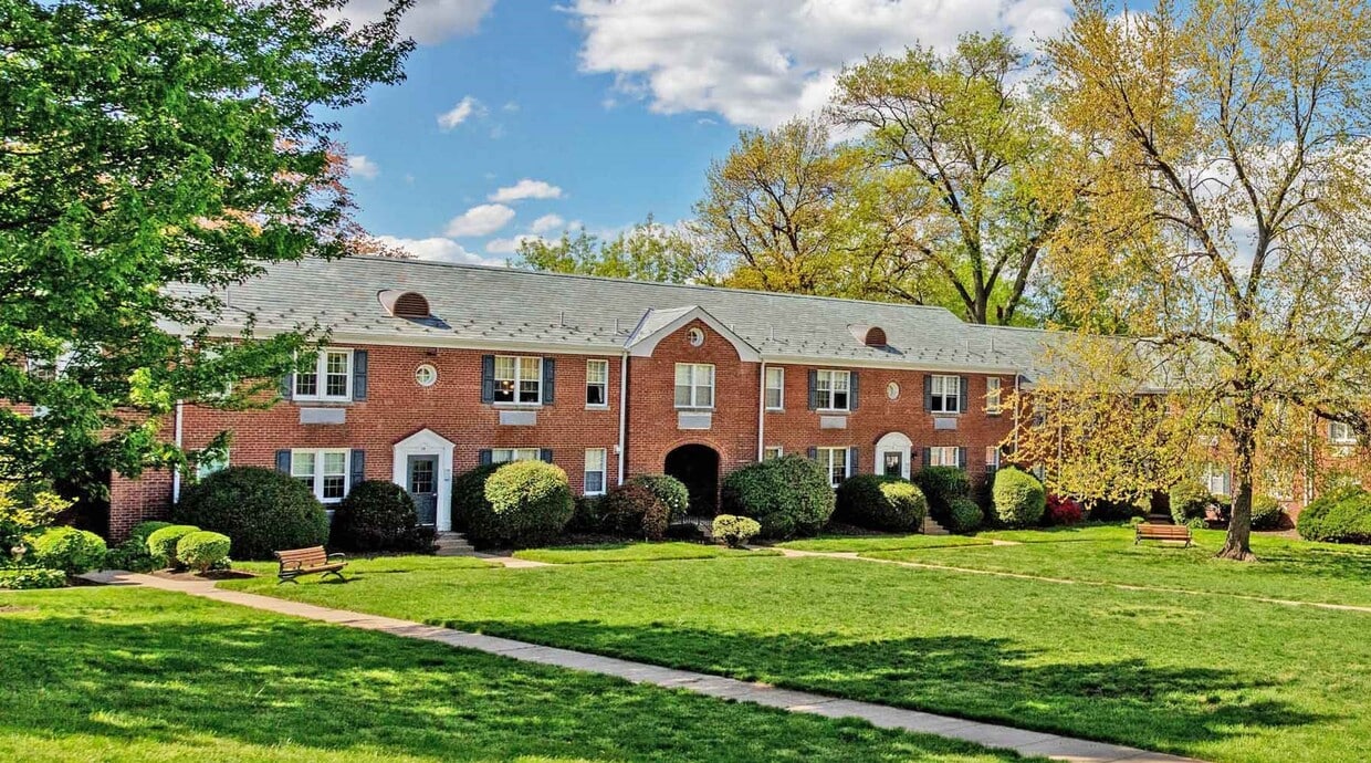 Primary Photo - 205 E Glebe Rd