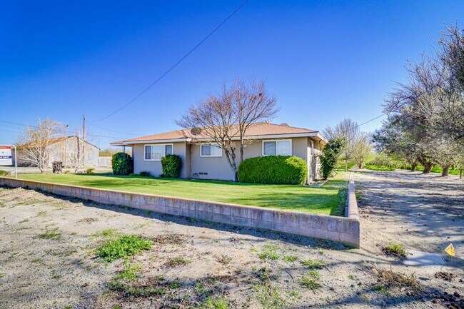 Foto del edificio - Charming Farmhouse Retreat in Northwest Bakersfield!