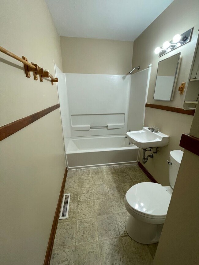 Foto del edificio - 2 Bedroom, 1 Bathroom House with attached single garage