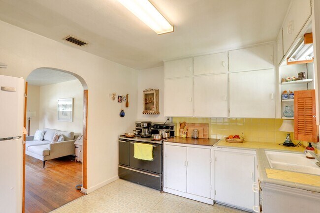 Building Photo - 913 Essex Pl
