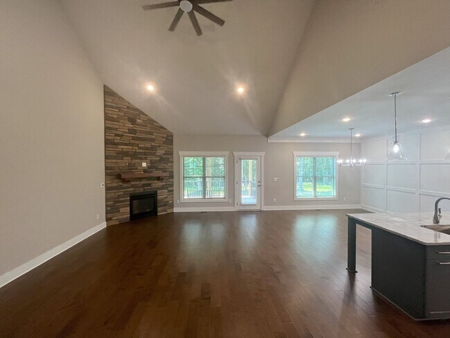Foto del edificio - Luxury Townhouse in Summerfield NC