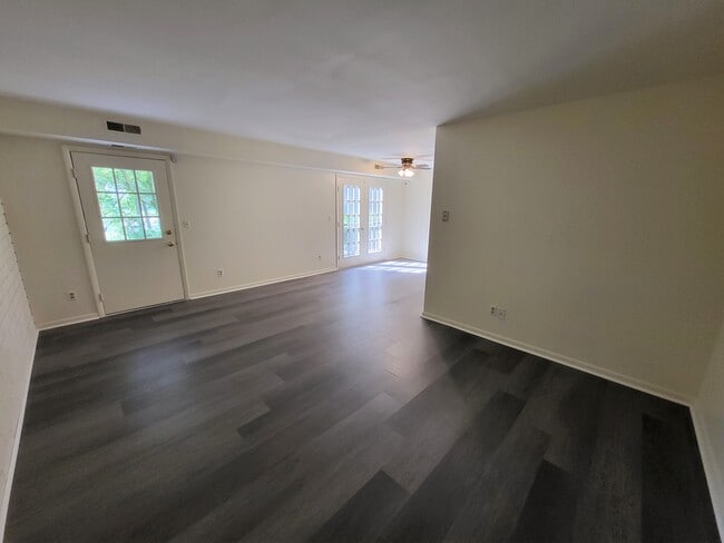 Building Photo - 1090 Peggy Dr