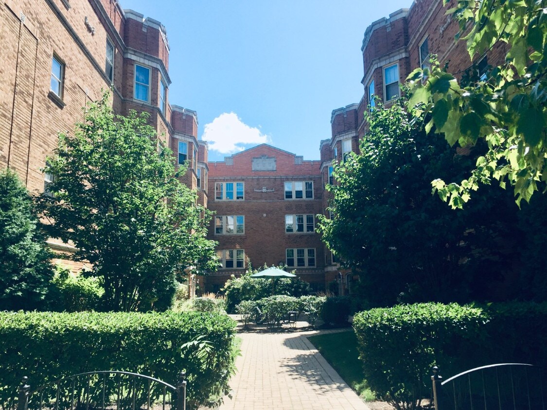 Courtyard Entrance - 621 Washington Blvd