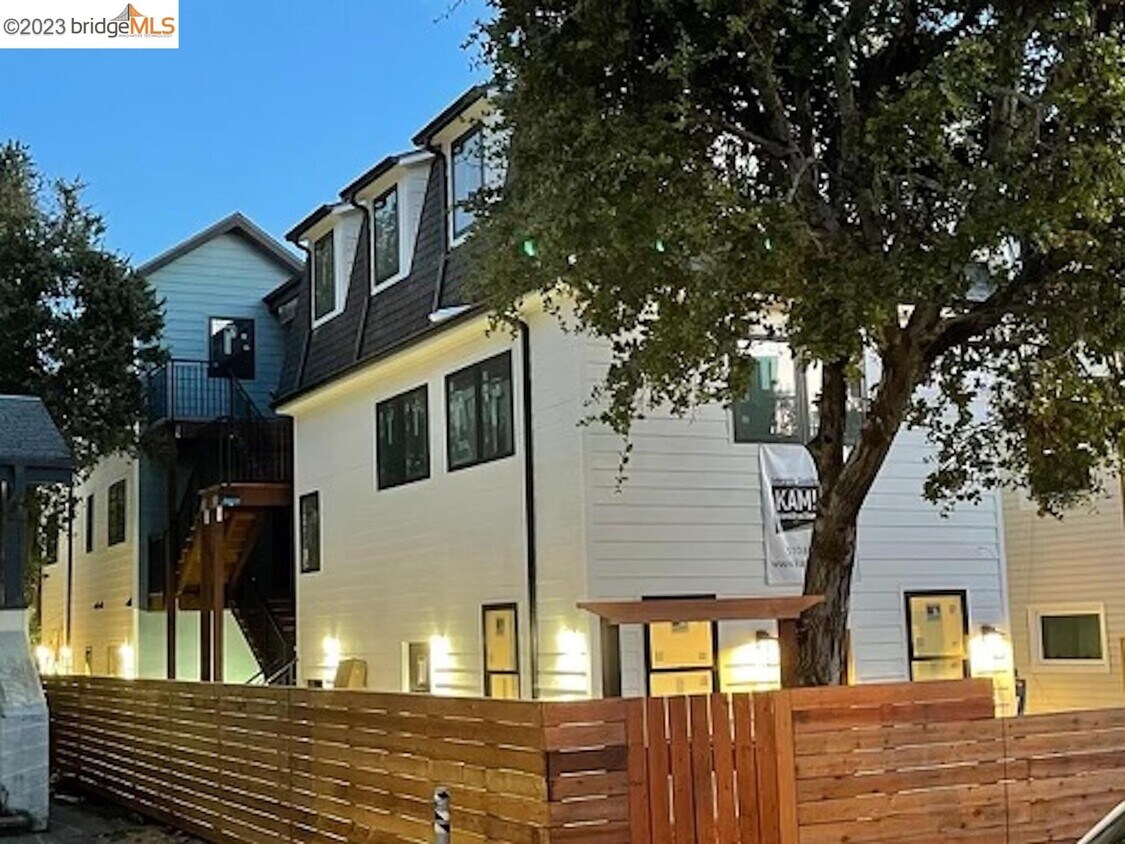 Foto principal - 2716 Durant Ave