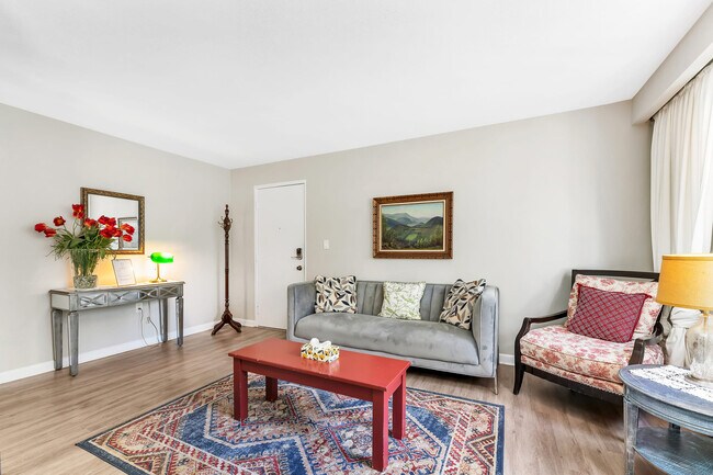 Building Photo - 2158 Lilnan Ct