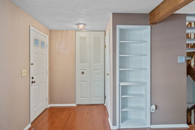 Building Photo - 2841 Millbank Row