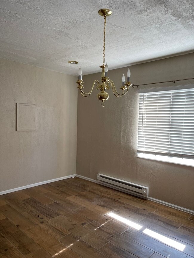 Building Photo - 3 bedroom 1.5 bath with a Large Detached G...